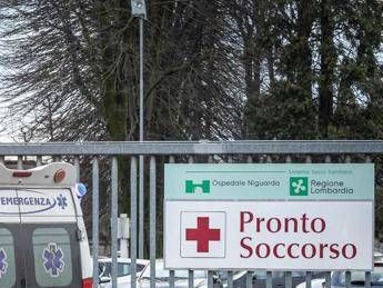 Milano, bambino di tre anni precipita dal balcone: è grave