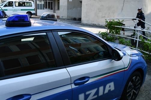 Alessandria blitz della Polizia in una scuola, tre studenti con droga e coltello