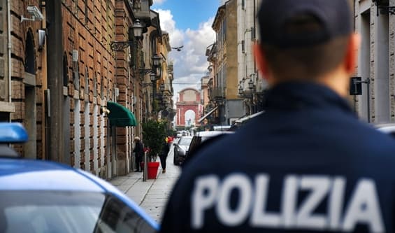 “È bello quindi lo tocco” 40enne arrestato per molestie sessuali ad Alessandria
