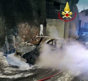 Brucia auto a Crevari sulle colline di Genova 2