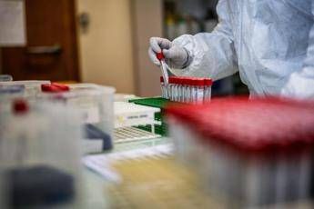 Covid, variante LP 8.1: ecco perché preoccupa, identikit e sintomi