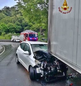 Genova auto tampona mezzo pesante e prende fuoco 1