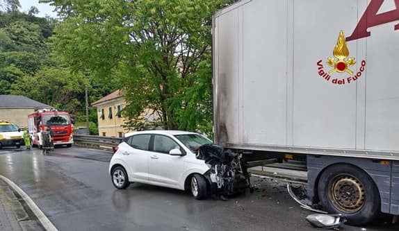 Genova auto tampona mezzo pesante e prende fuoco
