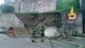 Genova crolla un muro su auto in sosta in via Vittorino Era 8