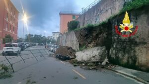 Genova crolla un muro su auto in sosta in via Vittorino Era 9