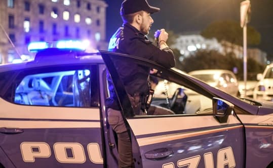Genova dà fuoco ai sedili di un autobus e lo fa fermare, denunciato