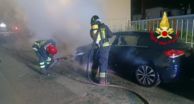 Genova due soccorsi Vigili del fuoco a donna svenuta e auto bruciata – VIDEO