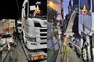 Genova camion incastrato nel quartiere di Quezzi 1