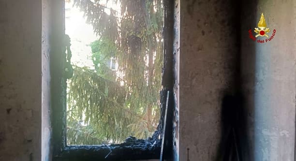 Incendio in una abitazione nel quartiere di Marassi, danni ingenti