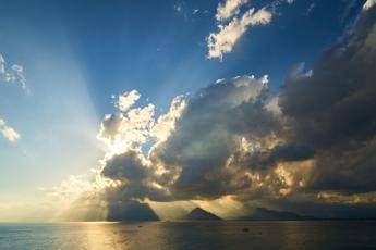Inizio di settimana con caldo e sole, poi torna la pioggia: le previsioni meteo