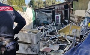 La Spezia ingenti quantità di rifiuti abbandonati 1