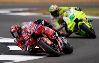 MotoGp, caos a Silverstone. Incidente per i fratelli Marquez, poi ripartono e cade Bagnaia