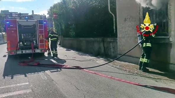 Genova in fiamme i locali dell’ex manicomio di Quarto – VIDEO