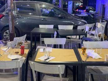 Roma, 86enne travolge in auto tavoli ristorante: sfiorata strage al quartiere Trieste