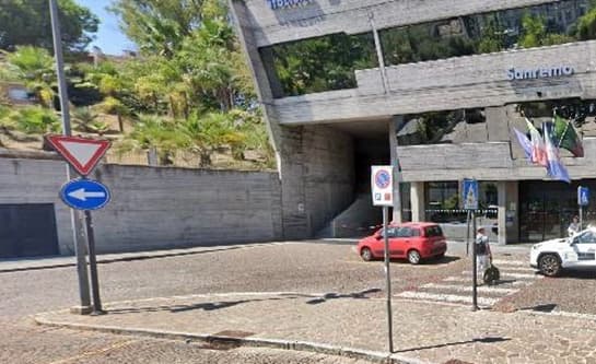 Sanremo sgomberato accampamento in un parcheggio sotterraneo
