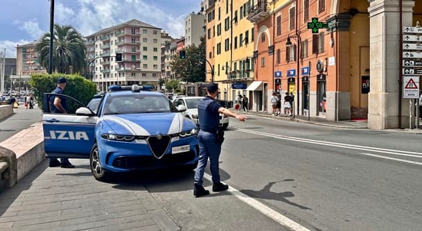 Savona denunciato in Questura per vari reati, esce e rapina un passante