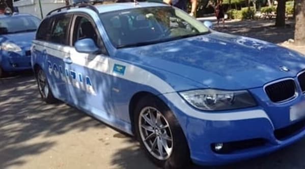 Savona fermato mentre tiene una bottiglia rotta davanti una scuola