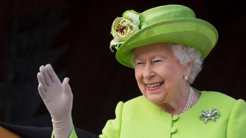 A Elisabetta II piaceva lavare i piatti: lo fece per Cameron e la Thatcher