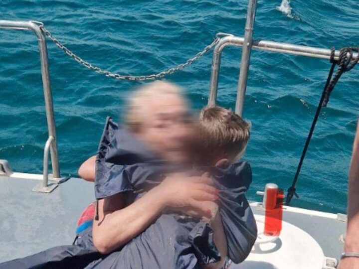 Bimbo di 5 anni e nonna trascinati al largo con il materassino – Video