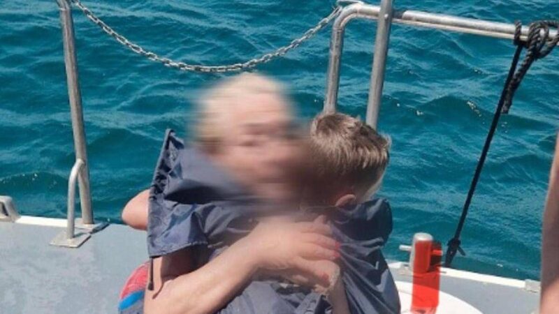 Bimbo di 5 anni e nonna trascinati al largo con il materassino – Video