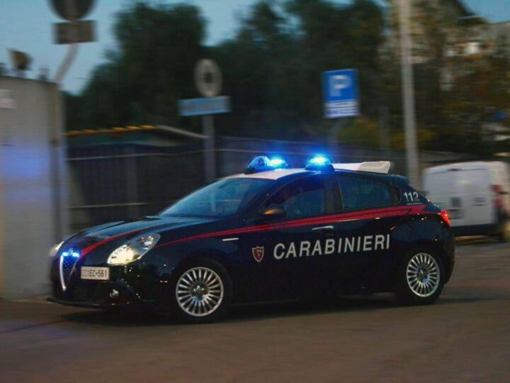 Cagliari, lo trovano ustionato in strada con l’auto in fiamme: 69enne in fin di vita
