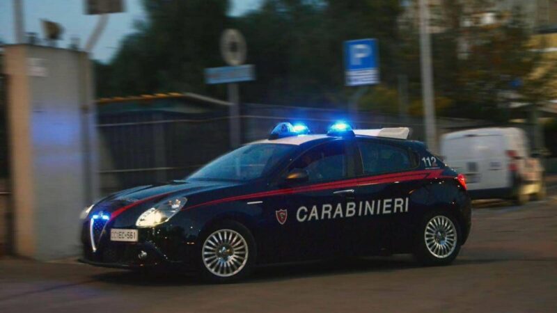 Cagliari, lo trovano ustionato in strada con l’auto in fiamme: 69enne in fin di vita