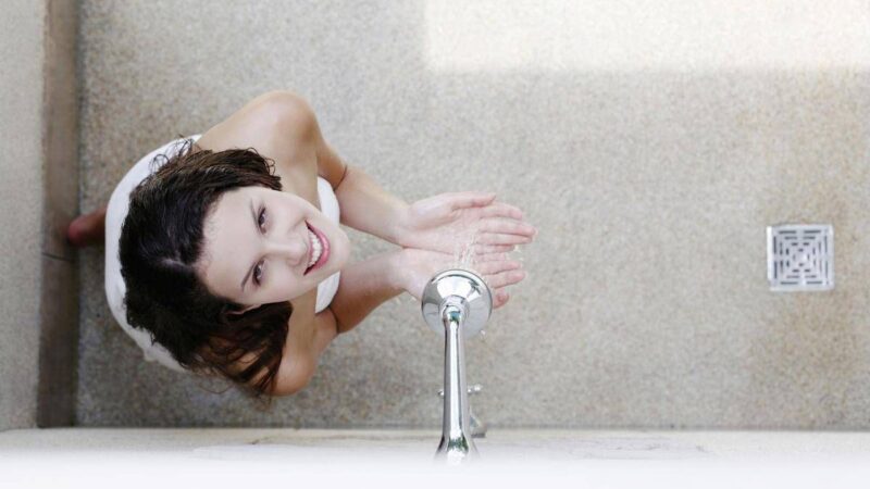 Doccia fredda o calda in estate? Ecco la risposta