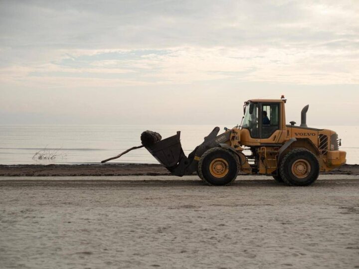 Donna travolta da ruspa in spiaggia a Cervia, arrestato l’investitore