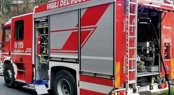 Fiamme nella notte alla discarica Bossarino, sul posto due squadre da Sassello