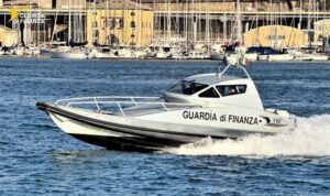 Finanza salva un 46enne in difficoltà al largo del mare di Pegli 4