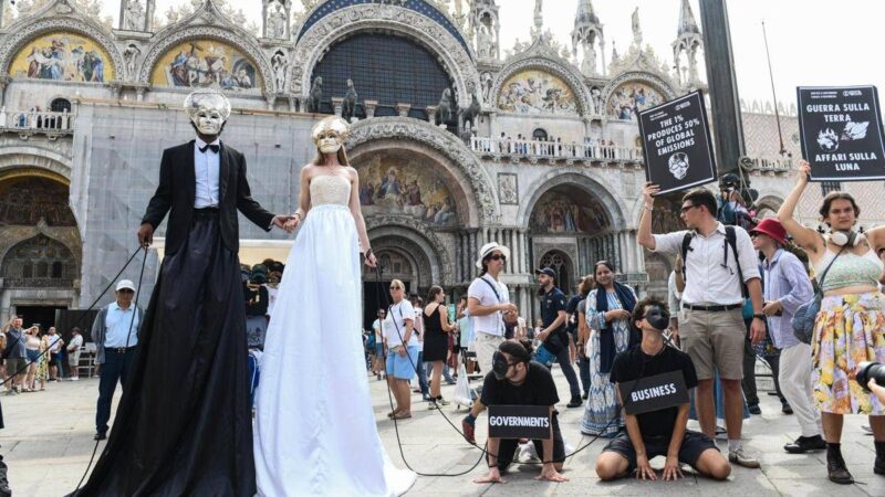 Flash mob di protesta e ultimi arrivi vip, a Venezia è ora della prima festa nuziale di Bezos e Sanchez