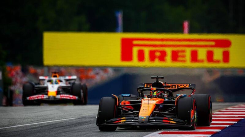 Formula 1, gru fa cadere cartellone pubblicitario sulla pista prima del Gp d’Austria