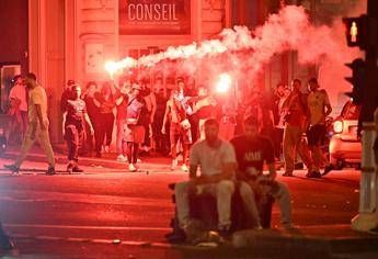 Francia, incidenti dopo vittoria Psg: ragazzo muore a Dax, 294 arresti