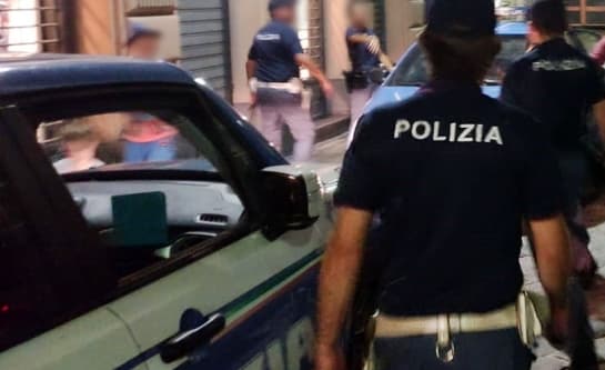 Furto nella notte in una pizzeria di Genova, 30enne reagisce agli agenti