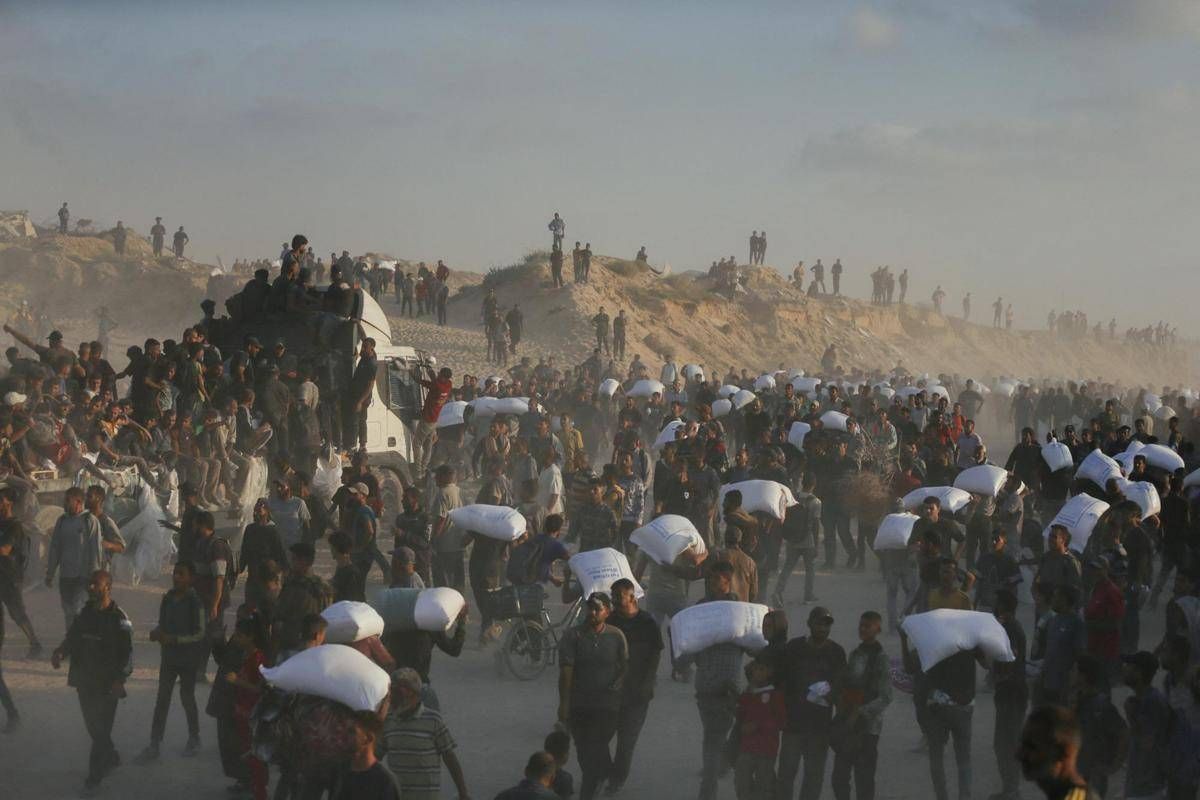 Gaza, media: “Uccisi 9 palestinesi in coda per gli aiuti”