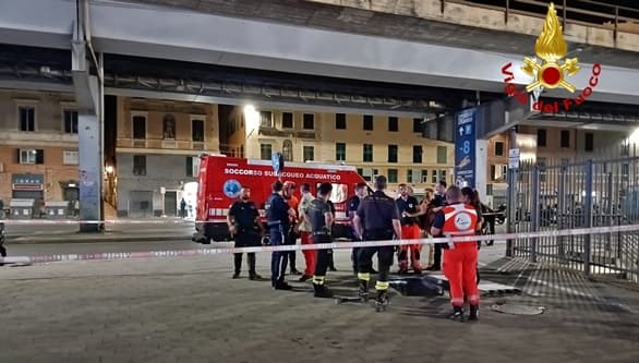 Scappa dalla Polizia e si getta in mare, salvato dai Vigili del fuoco di Genova