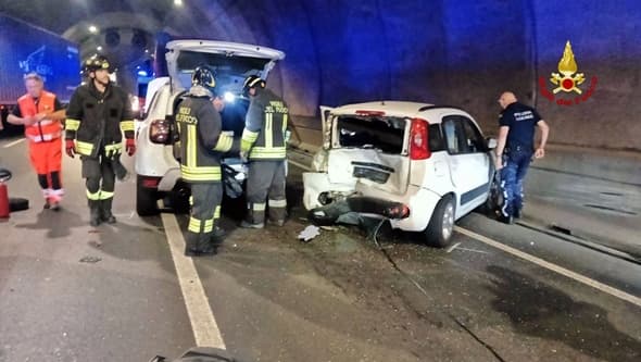 Incidente tra due auto e un mezzo pesante, una persona a Villa Scassi