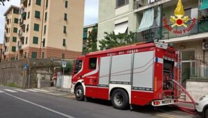 Genova brucia un sottotetto in via Mogadiscio 21