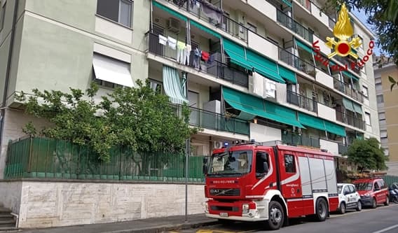 Genova brucia un sottotetto in via Mogadiscio – VIDEO