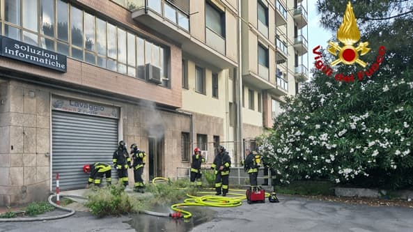 Genova fuoriuscita fumo sotto un negozio di via Pieragostini – VIDEO
