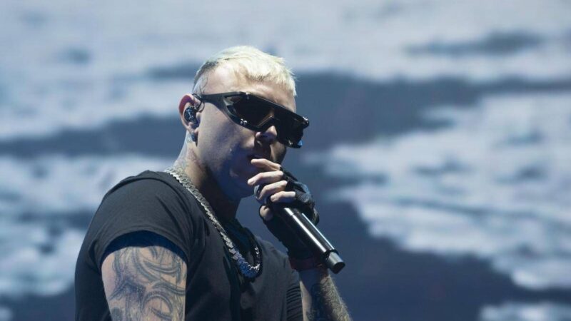 Gli chiedono biglietti gratis per il concerto a San Siro, lo sfogo di Lazza: “Non fate i grattoni”