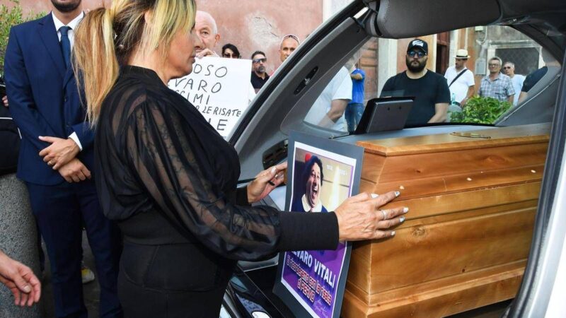 I funerali di Alvaro Vitali oggi a Roma, l’ultimo saluto di Stefania Corona