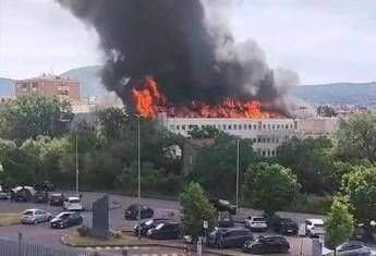 Incendio all’Università della Tuscia, in fiamme il tetto della facoltà di Agraria – Video
