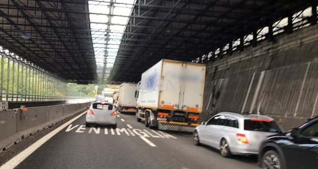 Incidente sulla A10 tra Pegli e Voltri, coinvolti 5 mezzi tra auto e camion
