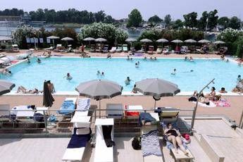 Infezioni in piscina, medici anti-bufale: “I rischi sono tanti, il cloro non uccide tutti i germi”