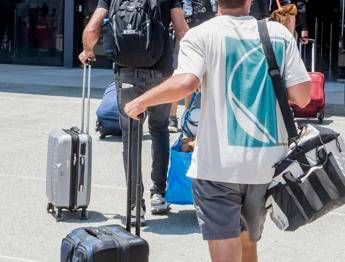Italiani in fuga dall’Iran, Farnesina: “Partito un nuovo convoglio”