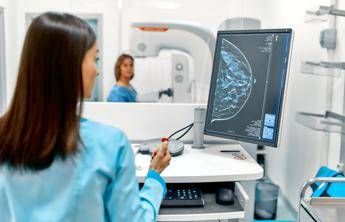 Mastectomia per il 40% delle donne operabili, “disponibili tecniche più conservative”