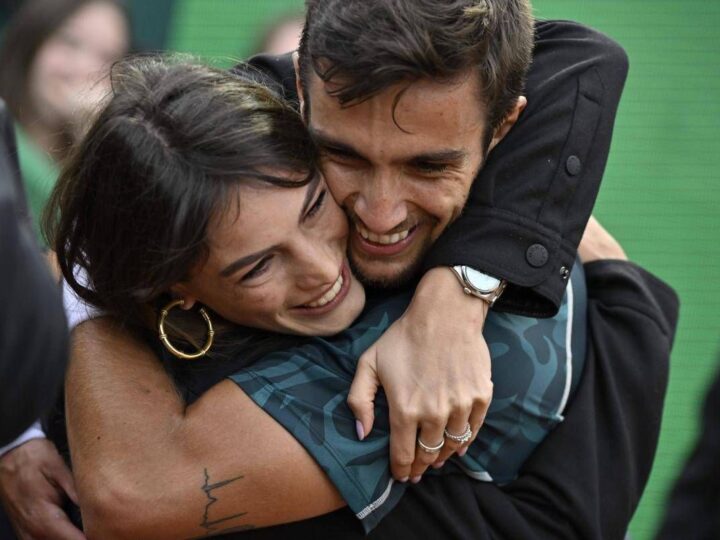 Musetti a Wimbledon con la famiglia. La fidanzata: “Arriviamo papà”