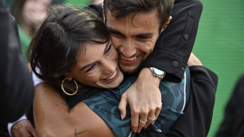 Musetti a Wimbledon con la famiglia. La fidanzata: “Arriviamo papà”