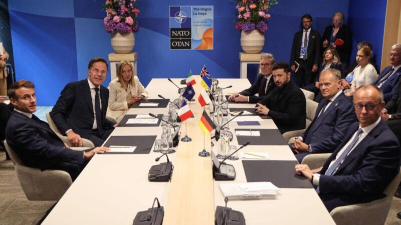Nato, Meloni firma l’accordo sul 5%: “Spese sostenibili, nessun euro verrà tolto a priorità Italia”